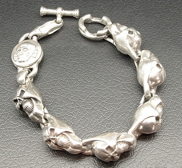 6 Grinnin' Skulls - Bracelet