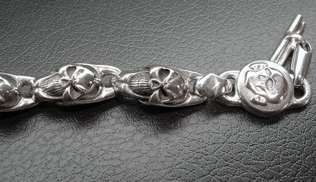 6 Grinnin' Skulls - Bracelet